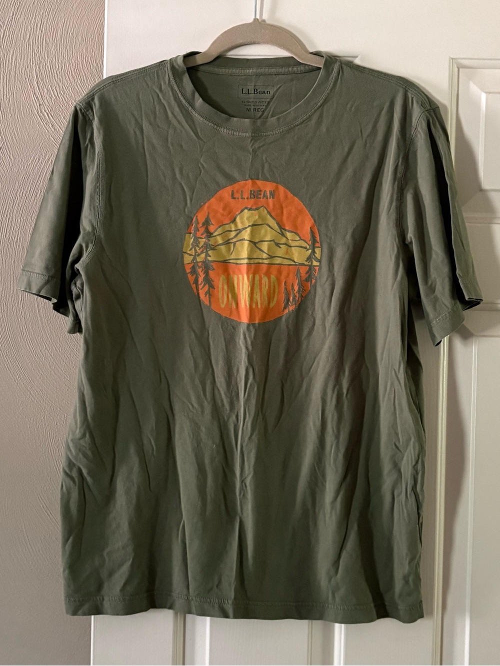 L.L. Bean Men’s Slightly Fitted Graphic 100% Cotton T-Shirt. Size Medium.
